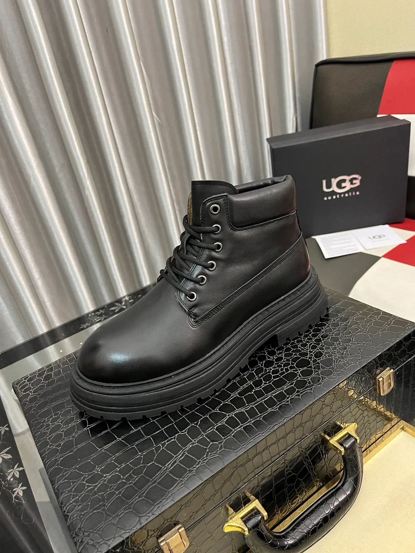 Men's Men's Shoes 💰660⌚️⌚️New UGG fur-integrated men's simple and fashionable snow shoes. The most worth buying at the end of this year are warm casual shoes. Whether you are out and about at home, their comfortable and warm performance will be your most suitable fashion companion! The material is cowhide upper and imported wool is used inside. Two layers of cowhide for warmth and comfort! The eva+ rubber patch outsole is cushioned, wear-resistant, and has good elasticity. It is light and wear-resistant, comfortable and soft, and the new simple cut is more fashionable. It has both practicality and fashion sense, so you no longer have to worry about how to match it in winter, while still maintaining fashionable taste. High-quality genuine wool produced in Dongguan. The material depends on the details! Size: 38-39-40-41-42-43-44-45